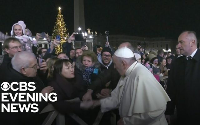 Pope Francis apologizes for “bad example” after swatting woman’s arm
