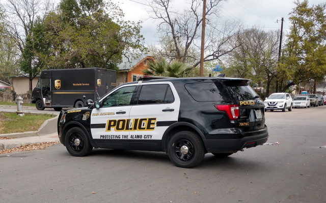 Woman, girl, and police officer hurt in San Antonio robbery and chase