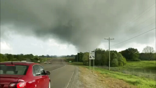 5 killed as apparent tornadoes hit Oklahoma, Texas and Louisiana