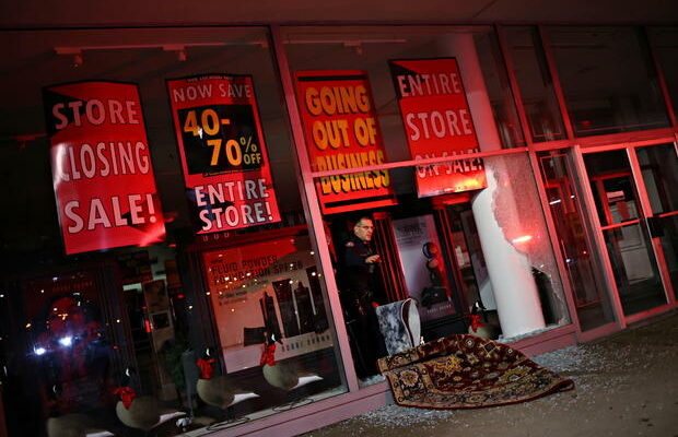 More looting hits Philadelphia despite curfew