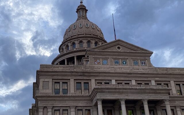 Heavy rain in Austin floods Texas State Capitol building