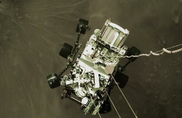 Mars rover beams back dramatic landing selfie
