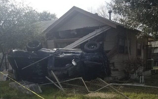 DPS chase ends when suspect crashes into Northwest San Antonio home
