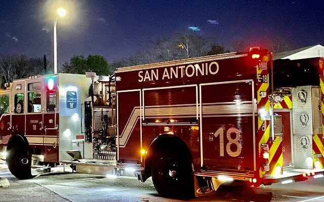Fire forces residents to jump to safety from burning San Antonio apartment building