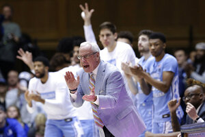 Hall of Fame coach Roy Williams retiring after 33-year run