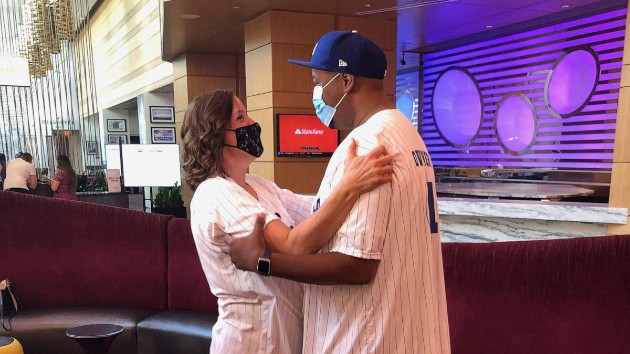 Kidney donor and recipient meet for first time at baseball game