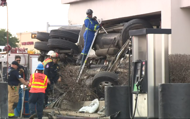3 people injured after semi-trailer truck barrels into Circle K gas station