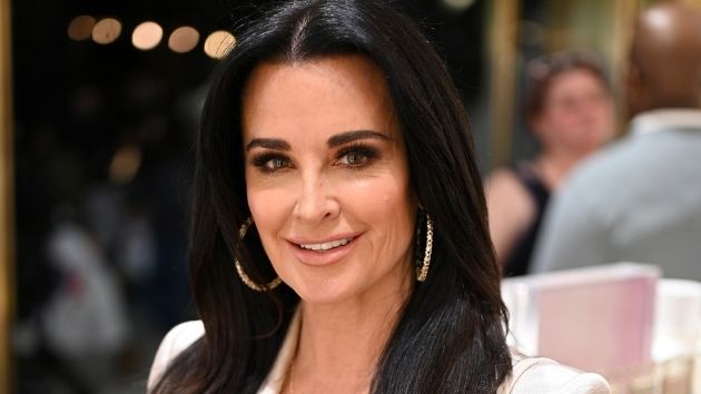 ‘RHOBH’ star Kyle Richards says she “can laugh” now after being hospitalized for bee stings
