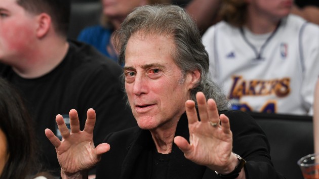 Richard Lewis celebrates 27 years of sobriety: “I thought I was near death”