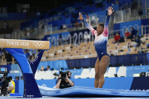 Biles sticks landing in balance beam, wins Olympic bronze