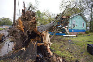 Severe storms pummel South killing at least 2 in Florida