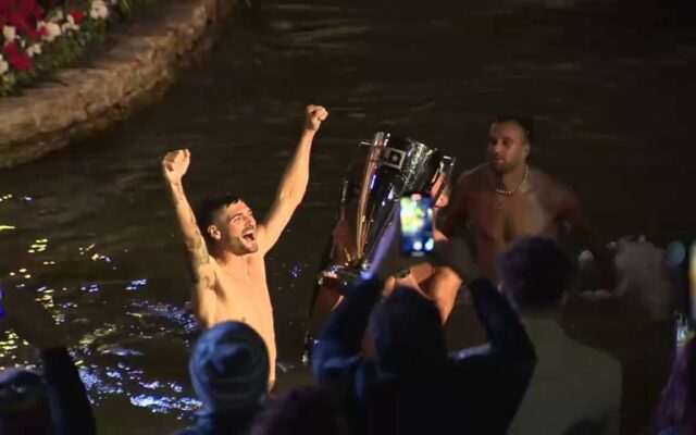 SAFC players celebrate USL championship with leap into San Antonio River