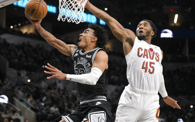 Johnson, Spurs hold off Mitchell, Cavs to win 3rd in row