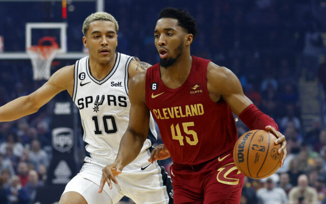 Mitchell scores 41 as Cavs hand Spurs 13th straight loss