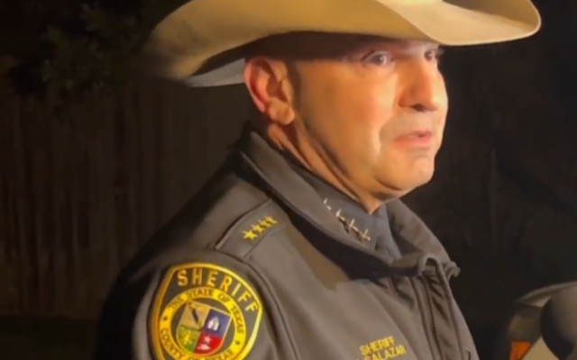 Shootings in 2 Texas cities leave 6 dead, 2 officers wounded, suspect held